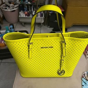 Cartera Michael Kors original color neón tamaño mediano